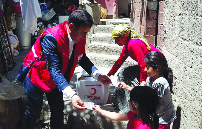 KIZILAY'DAN 600 AiLEYE YARDIM KOLiSi