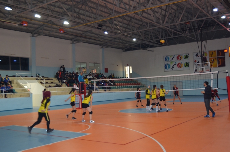 LİSELİ VOLEYBOLCULARA TESİS JESTİ 