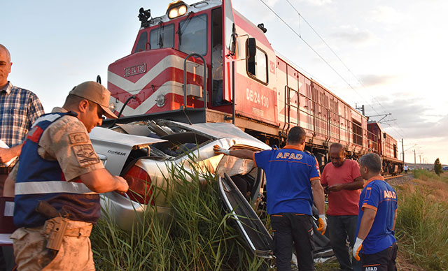 Lokomotif, otomobile çarptı: 1 ölü, 2 yaralı