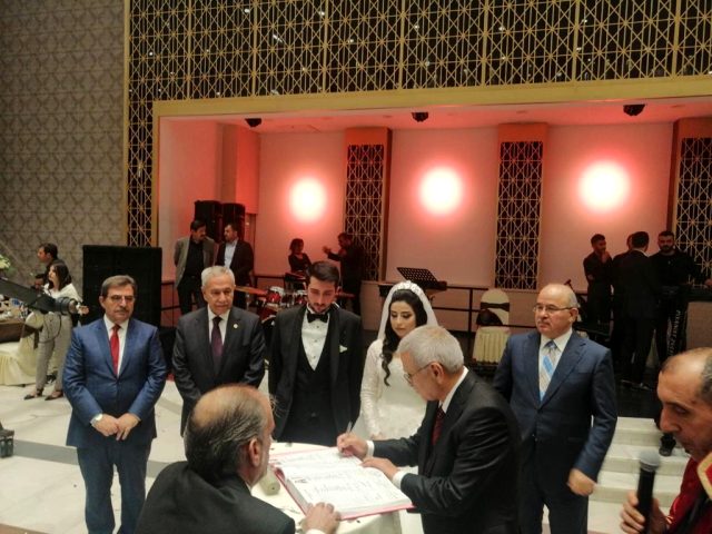 Meclis'te bir araya gelemeyen siyasiler düğünde buluştu