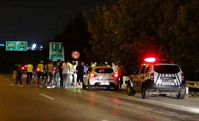 Motosikletli trafik polisi kazada ağır yaralandı