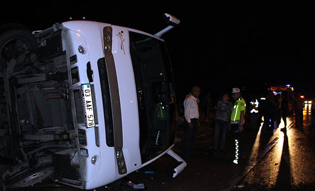 Nişan dönüşü midibüs devrildi: 8 yaralı