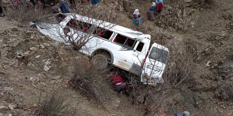 Öğrenci servisi devrildi: 2 ölü, 22 yaralı