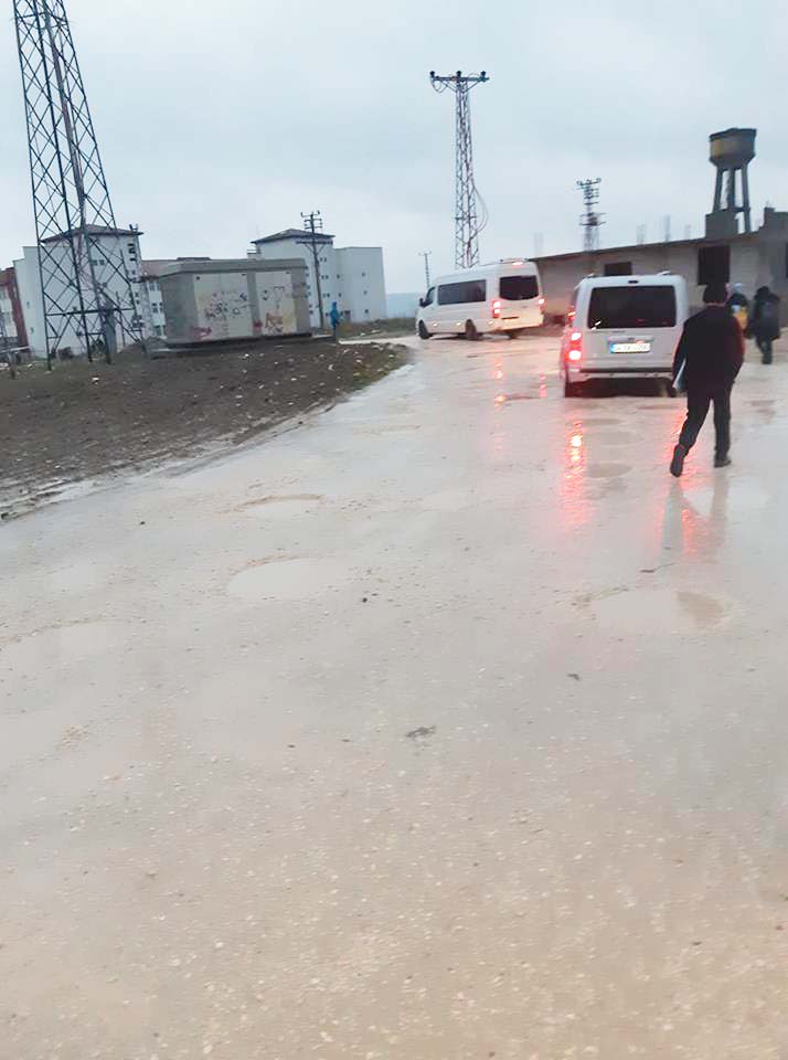 Okul yolu toz toprak, okul yolu çamur dolu...