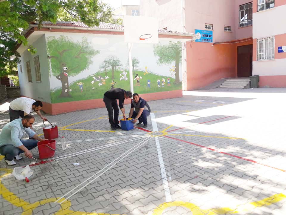 Geleneksel çocuk oyunları okul bahçesinde