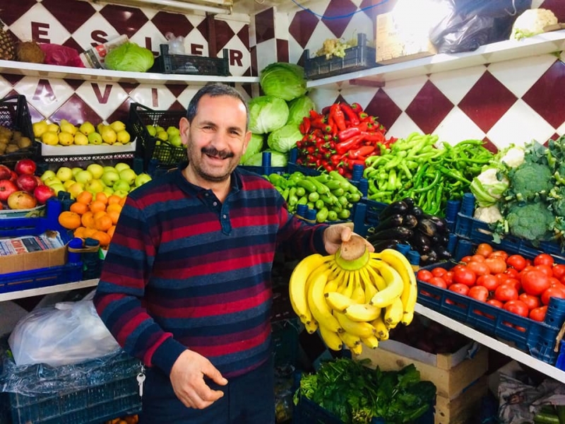 Pazarlarda sadece gıda ve temizlik ürünlerinin satışı yapılıyor