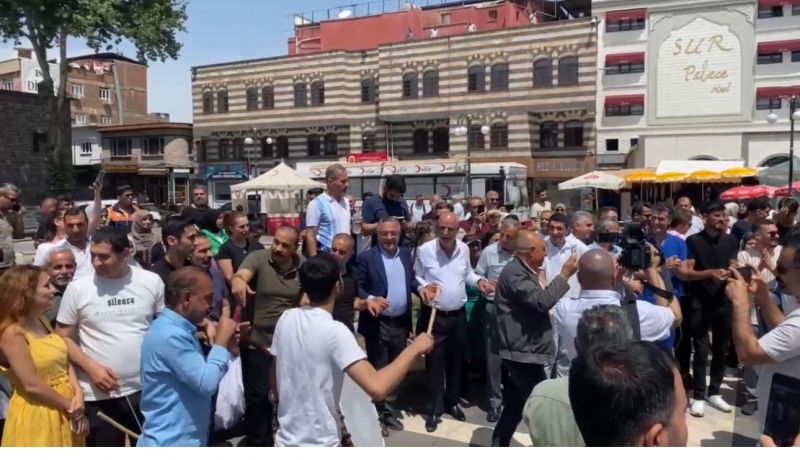 PKK fesih kararı Diyarbakır’da Halaylarla karşılandı