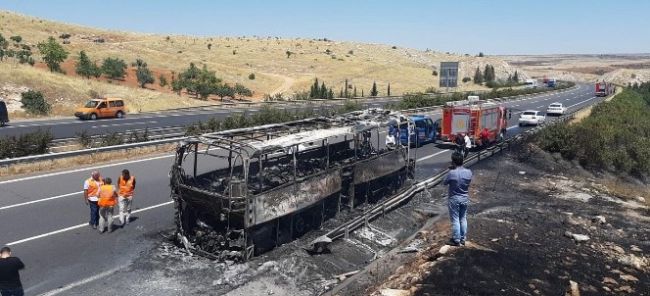 ŞANLIURFA'DA YOLCU OTOBÜSÜ YANARAK KÜL OLDU