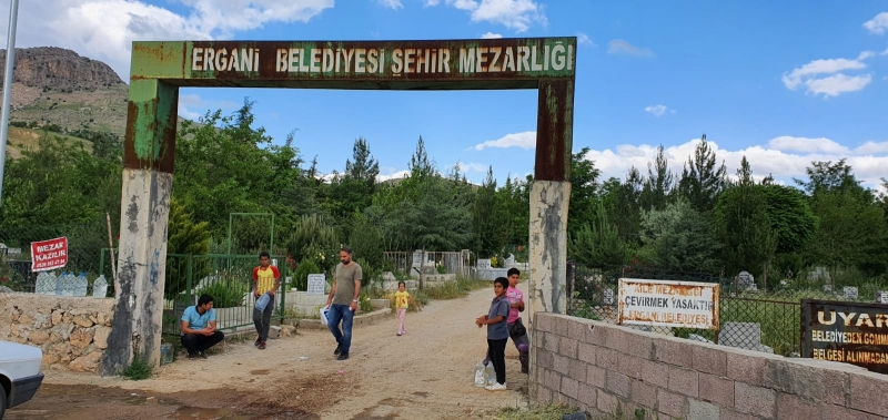 Şehit yakınları kabirleri ziyaret etti