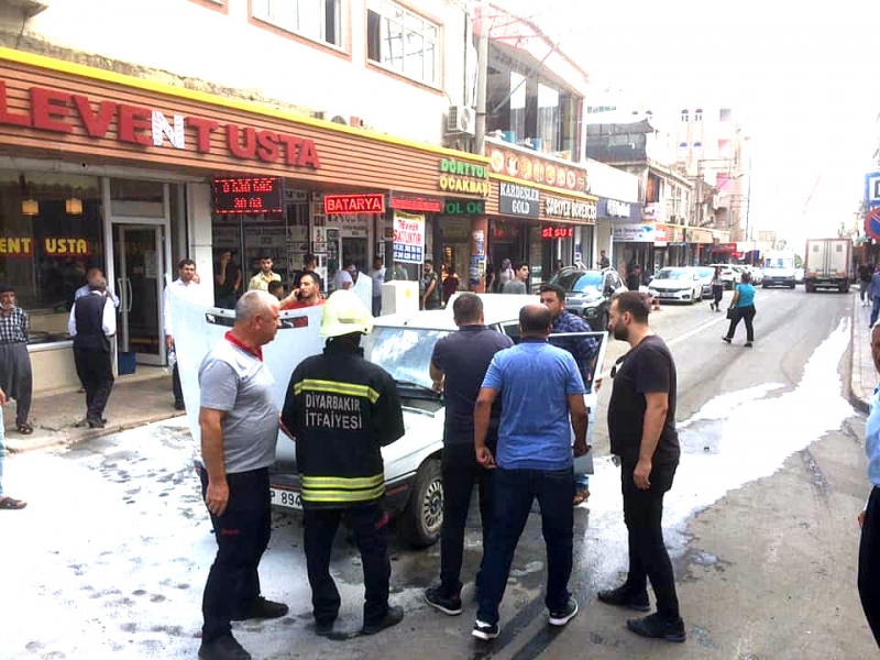 Seyir halindeki otomobil alev aldı