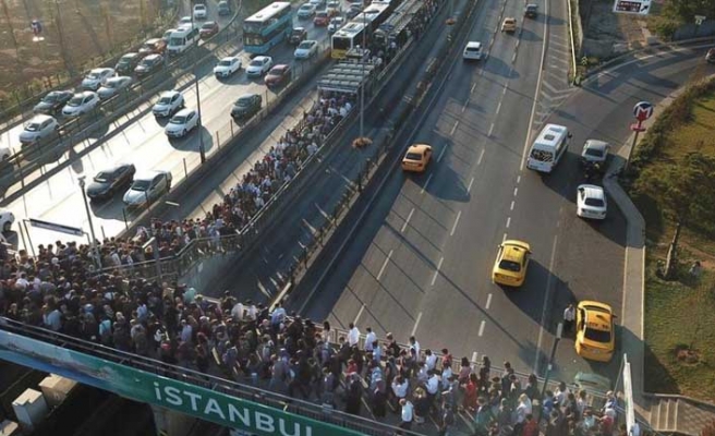 stanbul'da üst geçit paralı hale geldi...