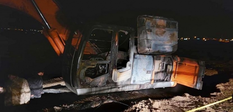Sur Belediyesine ait iş makinası yakıldı