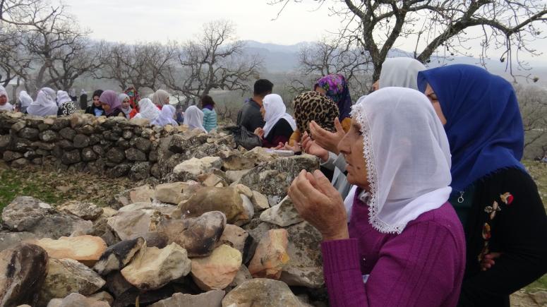 Türbedeki Taşları Isıtıp Şifa Arıyorlar