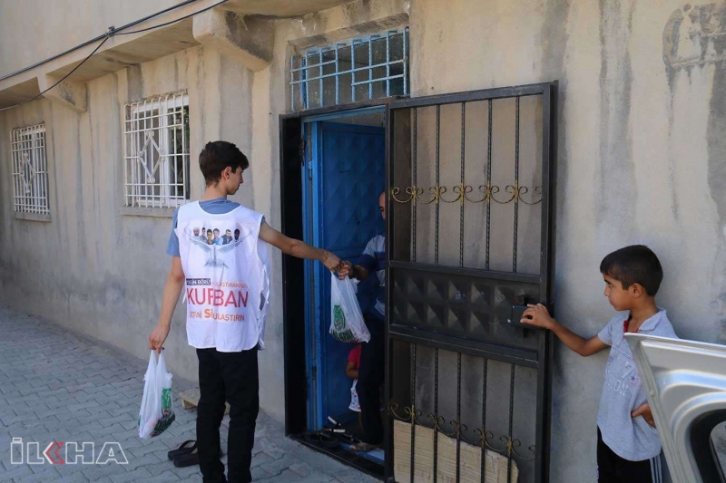 Umut Kervanı Ergani'de ihtiyaç sahiplerine kurban eti dağıttı 