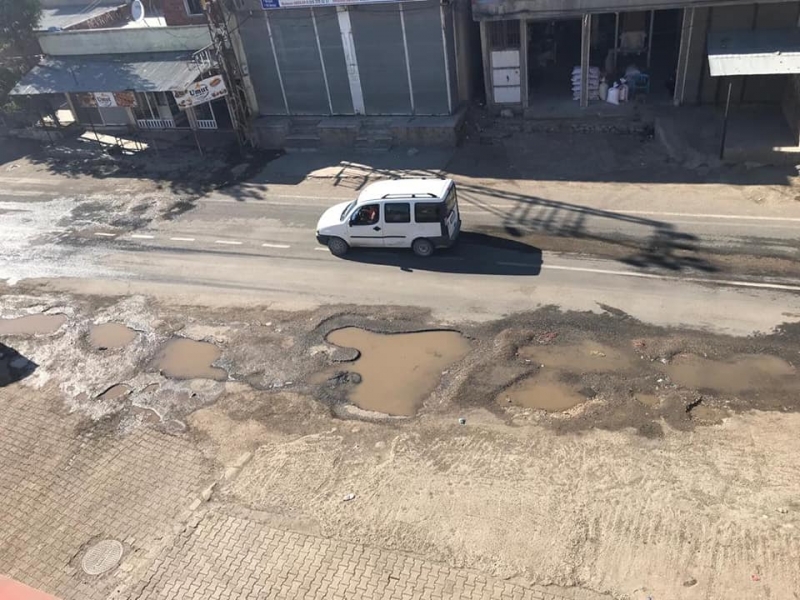 Vatandaş, yollardaki çukurlardan yana dertli