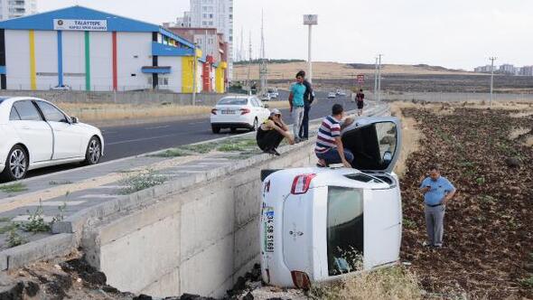 Yanan sigarayı otomobile düşürünce kaza yaptı