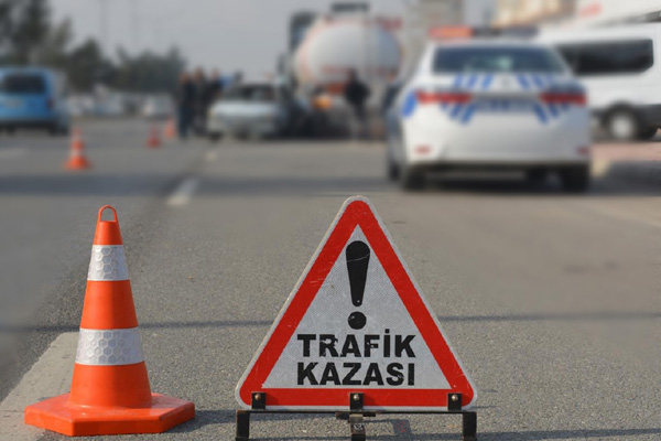 ZİNCİRLEME TRAFİK KAZASI: 2 ÖLÜ BİRİ AĞIR 4 YARALI