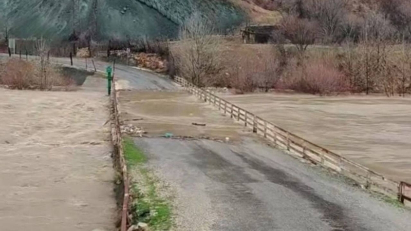 Diyarbakır’da yağış sonrası dere taştı: Köprü su altında kaldı