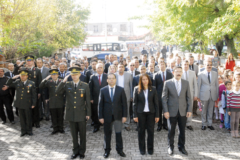 ATATAœRK SAYGIYLA ANILDI