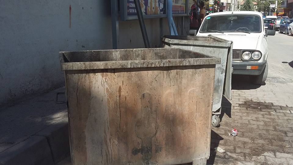 Erganiç™de mikrop saçan çöp konteynerleri