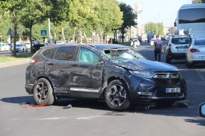 4 TAKLA ATAN OTOMOBİLDEN YARA ALMADAN ÇIKTILAR