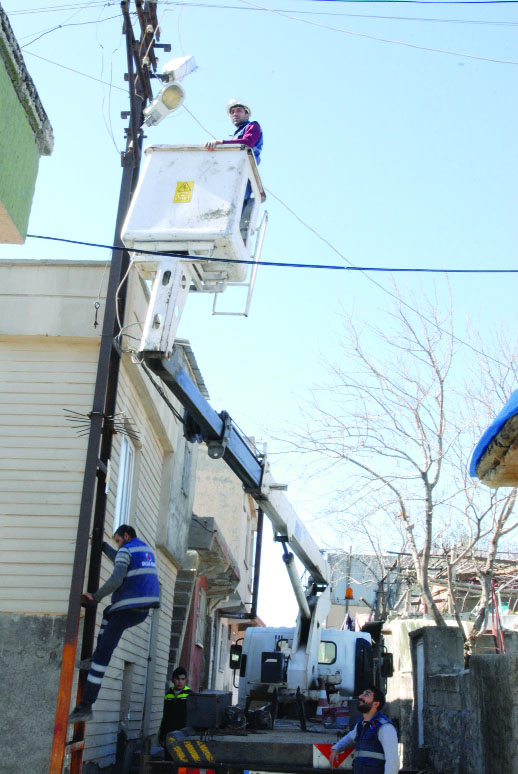 SOKAKLAR AYDINLATILIYOR