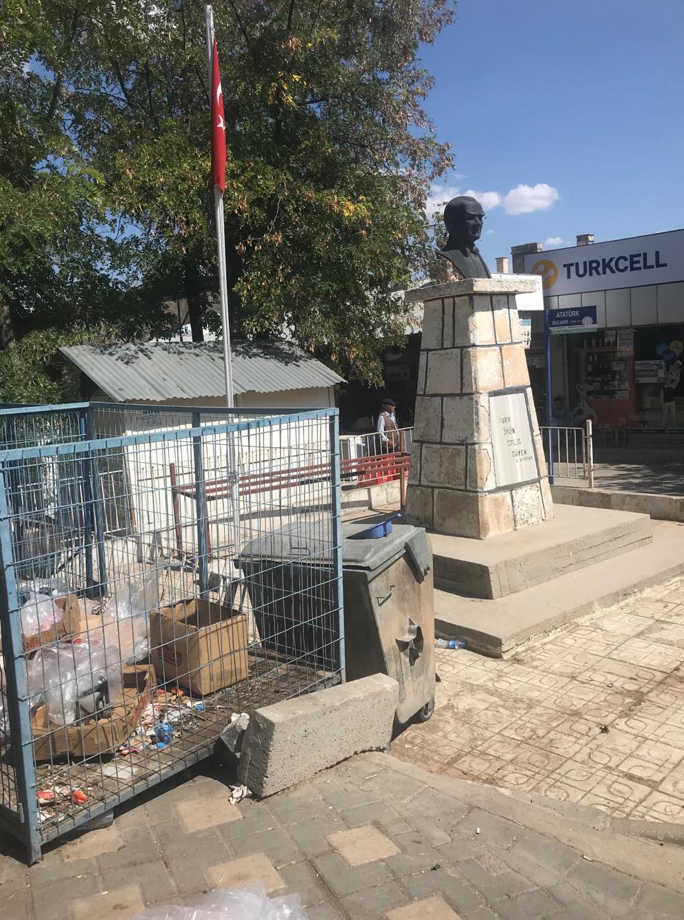 Atatürk büstünün yanına çöp Konteynırı
