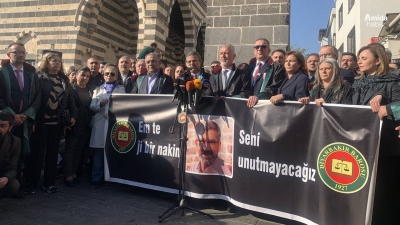 Avukatlar cübbelerle yürüdü: Tahir Elçi anıldı