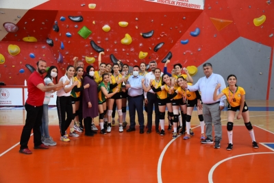 BAĞLAR BELEDİYESPOR KADIN VOLEYBOL TAKIMI 2.LİG YOLUNDA  