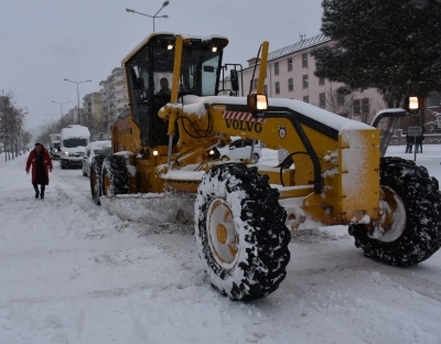 BAŞKAN BEYOĞLU KAR TEMİZLEME ÇALIŞMALARINA KATILDI  