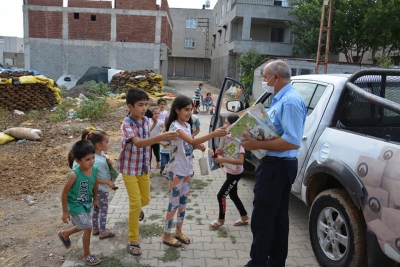 Belediye yarıyıl tatilindeki öğrencilere dergi dağıttı