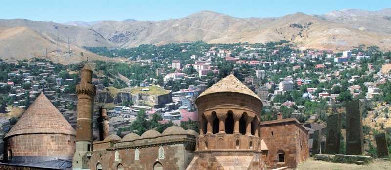 iki Belediye Kürtçe tabelaları indirdi, biri geri adım attı