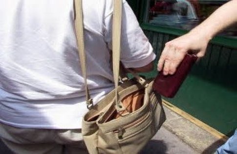 Boynuna sarıldığı teyzenin 2 bin TL'sini çaldı