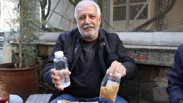 Cep telefonu beklediği kutudan su ve çay tohumu çıktı