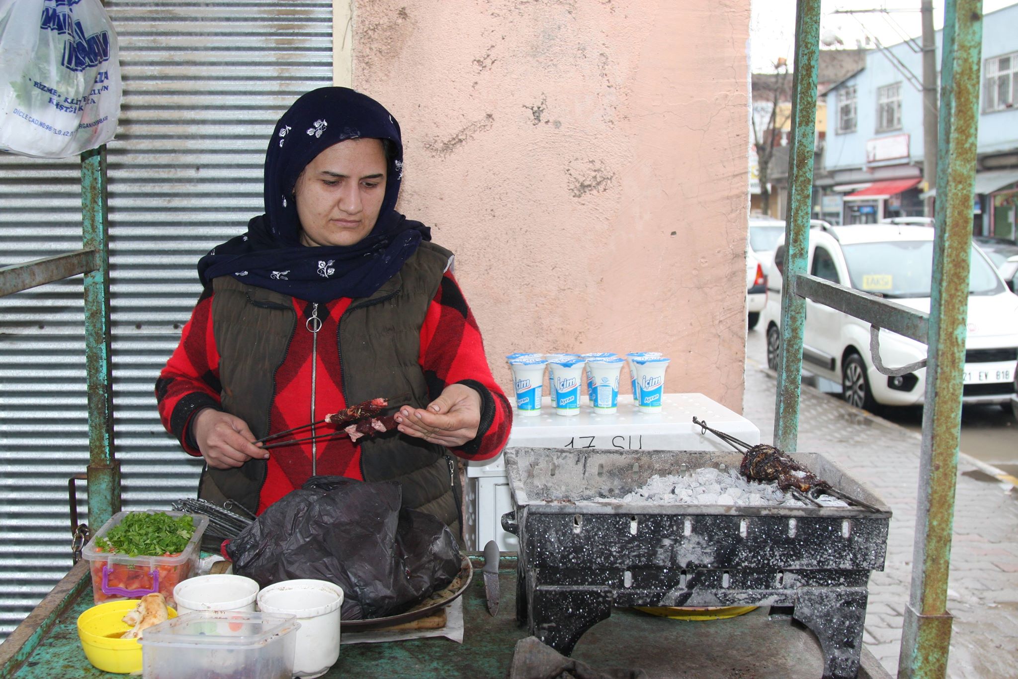 Ciğercilik yaparak geçimini sağlıyor