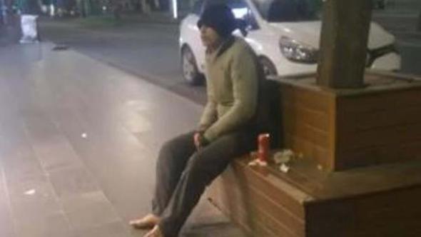 A‡ıplak ayaklı genci bulup bot aldılar