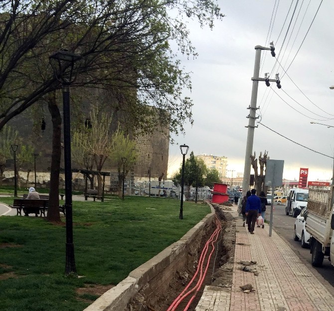 VATANDAŞLAR ERGANi'DE ELEKTRiK ŞEBEKELERi YERALTINA ALINSIN iSTiYOR