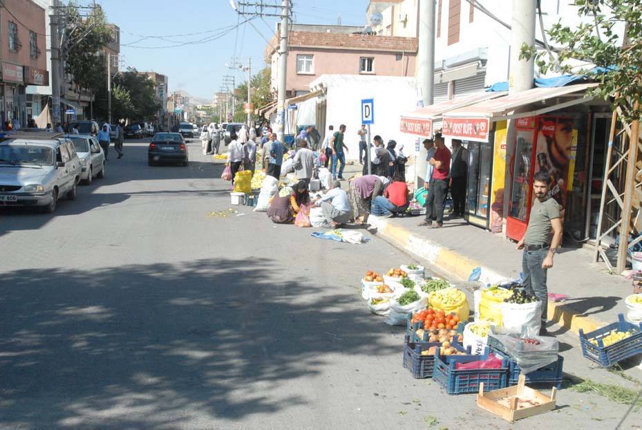 KALDIRIM iŞGALi YOLA KADAR iNDi