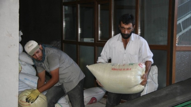 Diyarbakır'dan Suriye'ye iki Kamyon Gıda Gönderildi