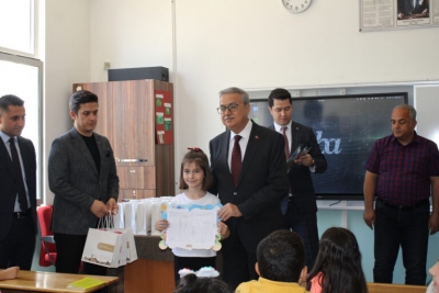 Diyarbakır Valisi Su, karne dağıtım törenine katıldı