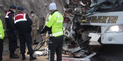 Diyarbakır yolcu otobüsü kaza yaptı: 3 ölü, 30 yaralı