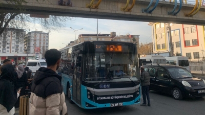 Diyarbakır’da belediye otobüsüne taşlı saldırı
