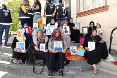 Diyarbakır'da eylem yapan aile, oğlunun ölüm haberini HDP binası önünde aldı