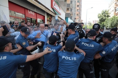 Diyarbakır’da Kalabalık valiliğe yürümek isteyince ortalık karıştı