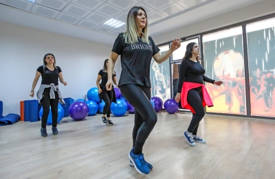 Diyarbakırlı kadınlar zumba ve halayla zayıflıyor 