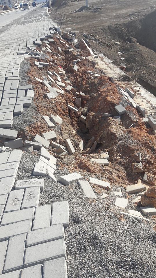 Kaldırım çöktü Yol Patladı