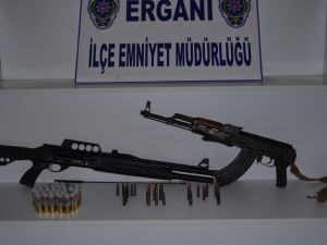 Ergani'de Uyuşturucu Madde ve Kalaşnikof Silah Ele Geçirildi