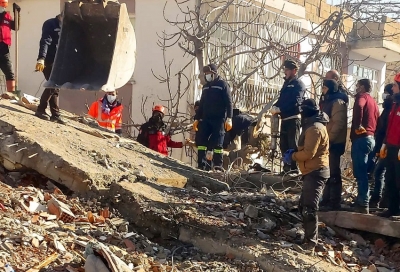 Ergani Belediyesi ekipleri, deprem bölgelerinde