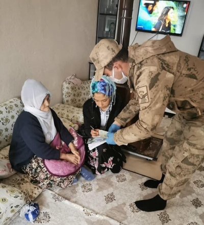 Ergani 'de sosyal yardımlar hak sahiplerine evlerinde teslim ediliyor