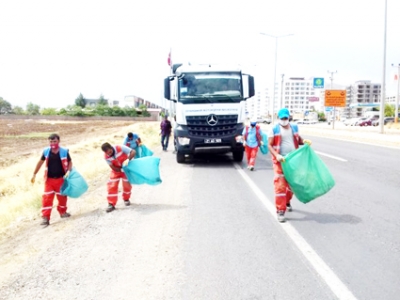 Ergani İlçesi’nde refüj ve kaldırımlar temizlendi 